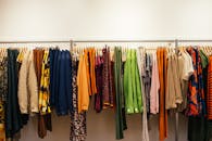 时装店的货架上，各种服装展示得充满活力