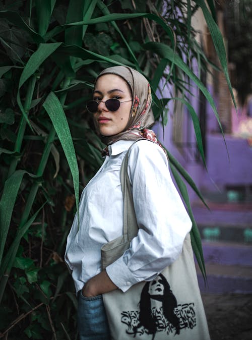 Gratis arkivbilde med arab, hånd i lommen, hijab