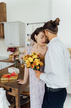 一对恩爱的夫妇在舒适的厨房里，与鲜花共度温柔时刻，这非常适合情人节