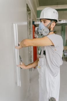 在装修项目中，建筑工人用铲子平整墙壁