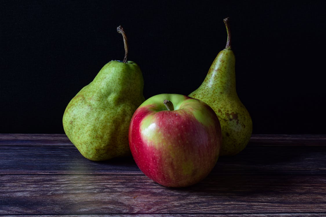 ahşap yüzey, apple, armutlar içeren Ücretsiz stok fotoğraf