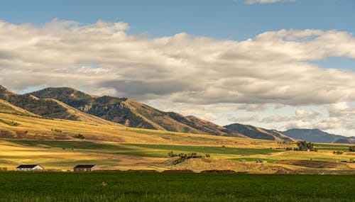 Gratis lagerfoto af agerjord, bane, bjerge