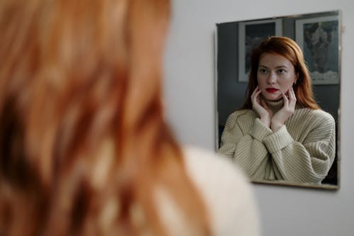 거울 반사, 벽 거울, 빨간 머리의 무료 스톡 사진