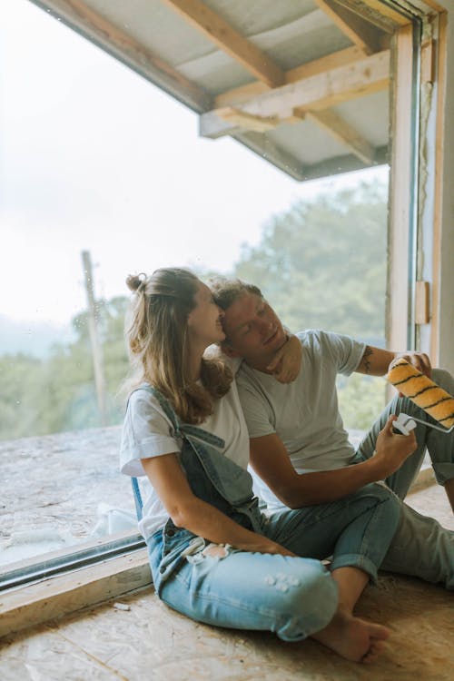 Foto profissional grátis de casal, dentro de casa, melhoria home