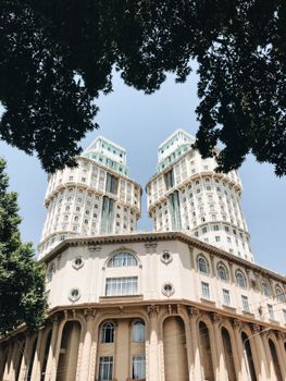 绿树环绕的双子塔，其壮丽景色展现了建筑与城市生活的融合