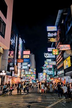晚上，探索曼谷市中心热闹的街景，霓虹灯标志色彩缤纷