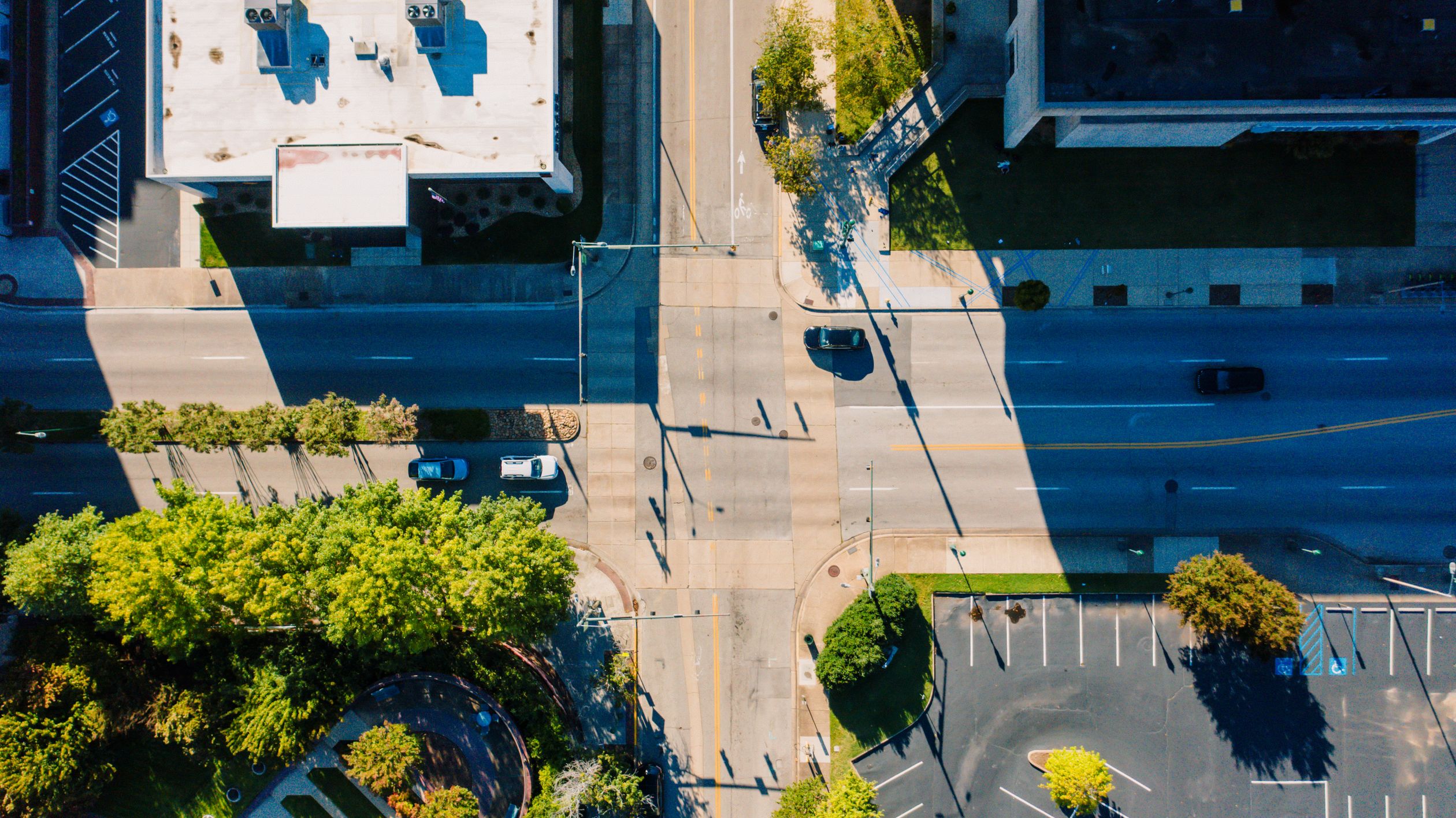 Intersection of modern city district in sunlight · Free Stock Photo