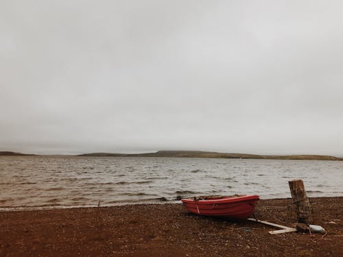 Bateau Rouge Sur Sable Brun Près De La Mer