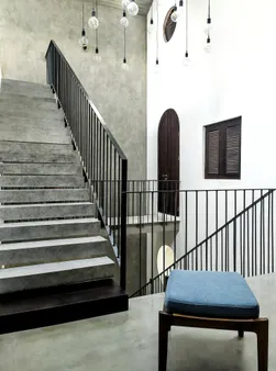 Interior moderno con escalera y paredes de microcemento gris pulido