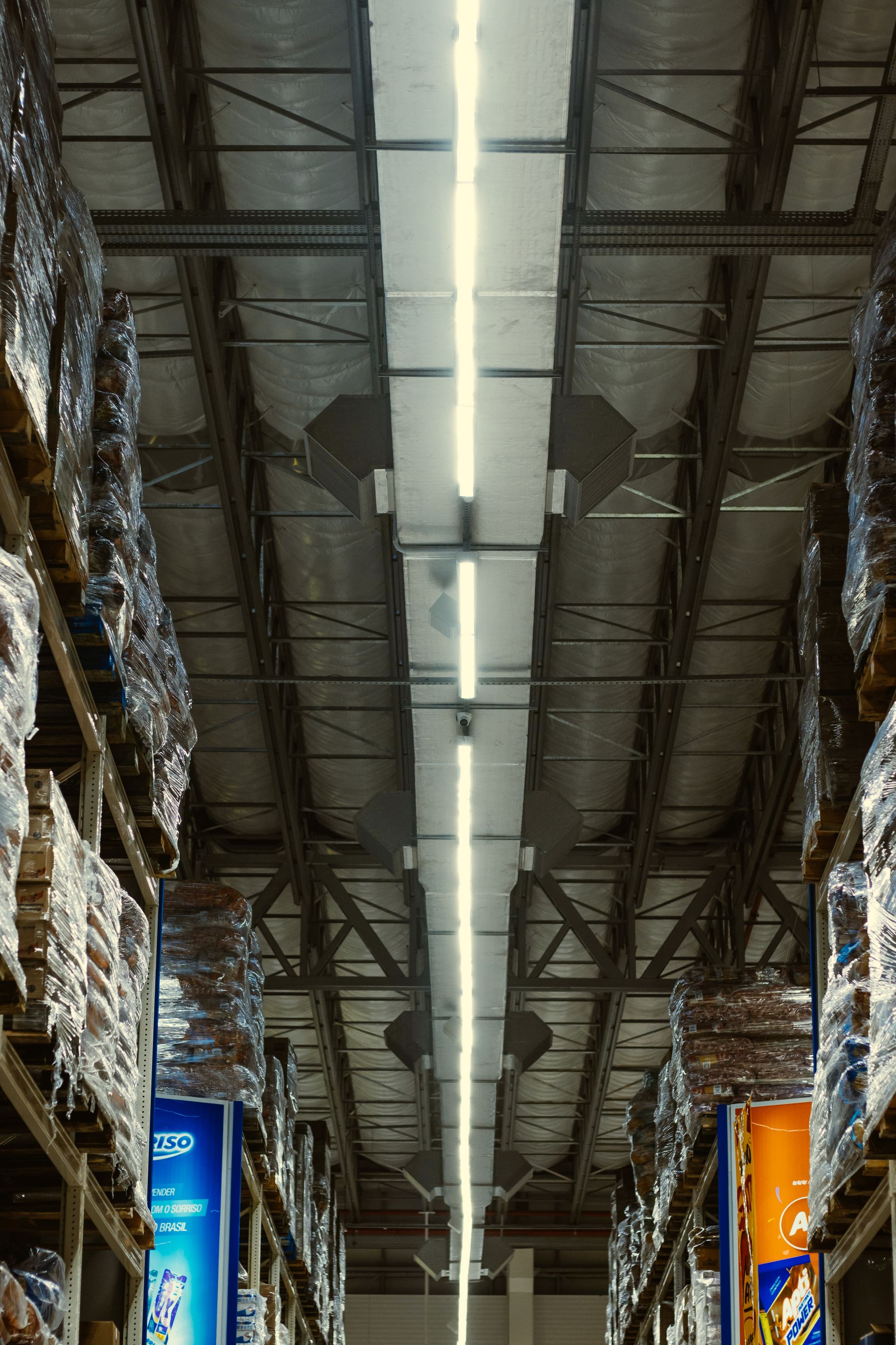 Estrutura elevada e estantes de um galpão industrial no Brasil