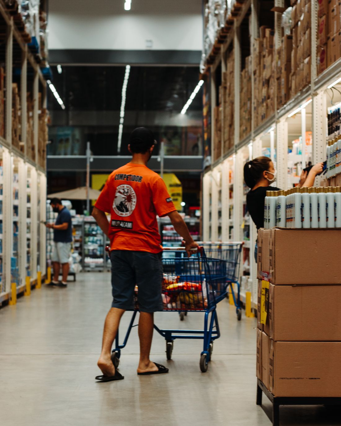 Clientes em corredor de supermercado supermercado com carrinhos cheios