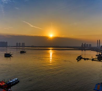 在雅加达的海上，迷人的日出、船只和天际线一览无余