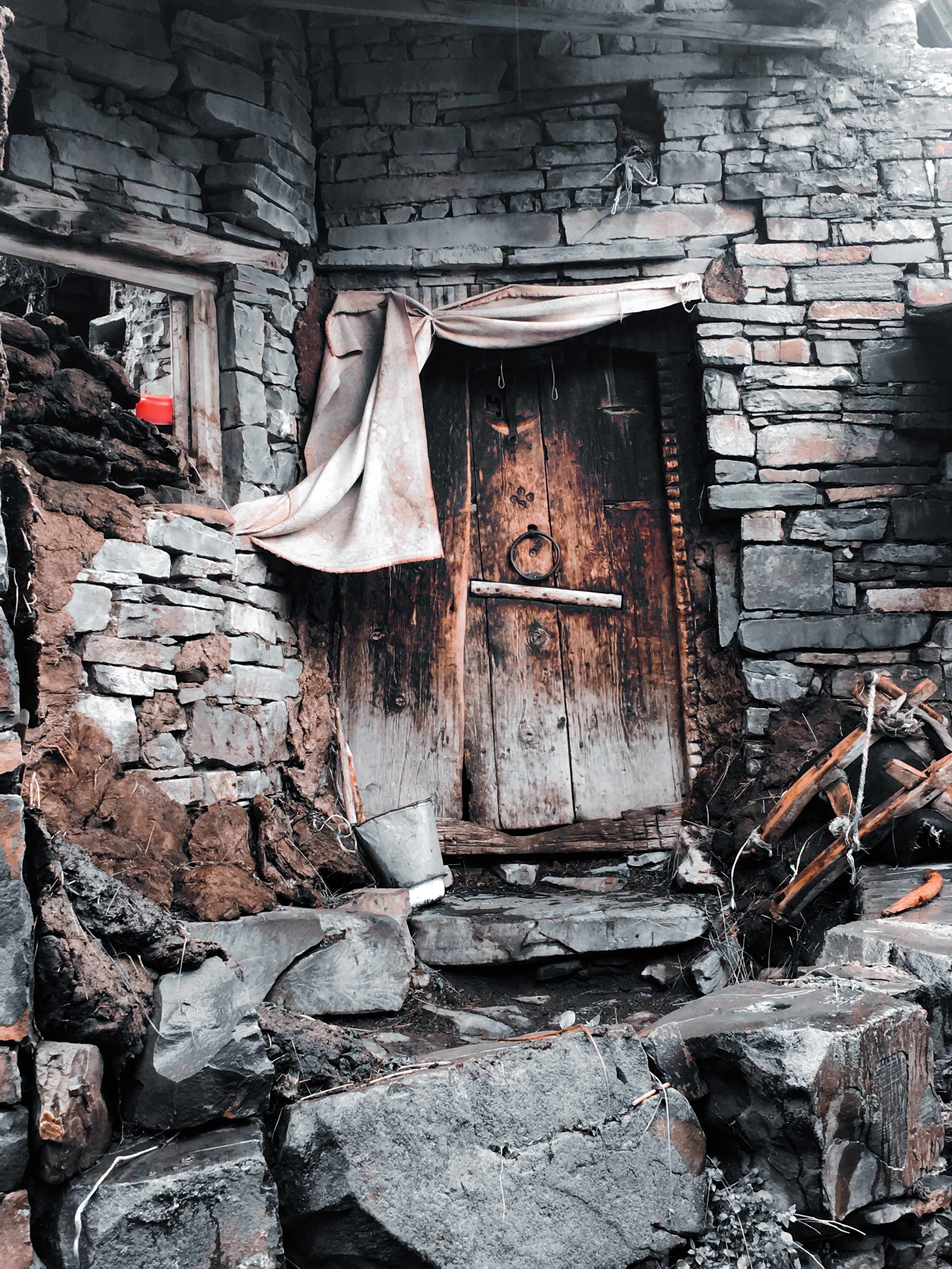 Abandoned Stone House Ruins · Free Stock Photo