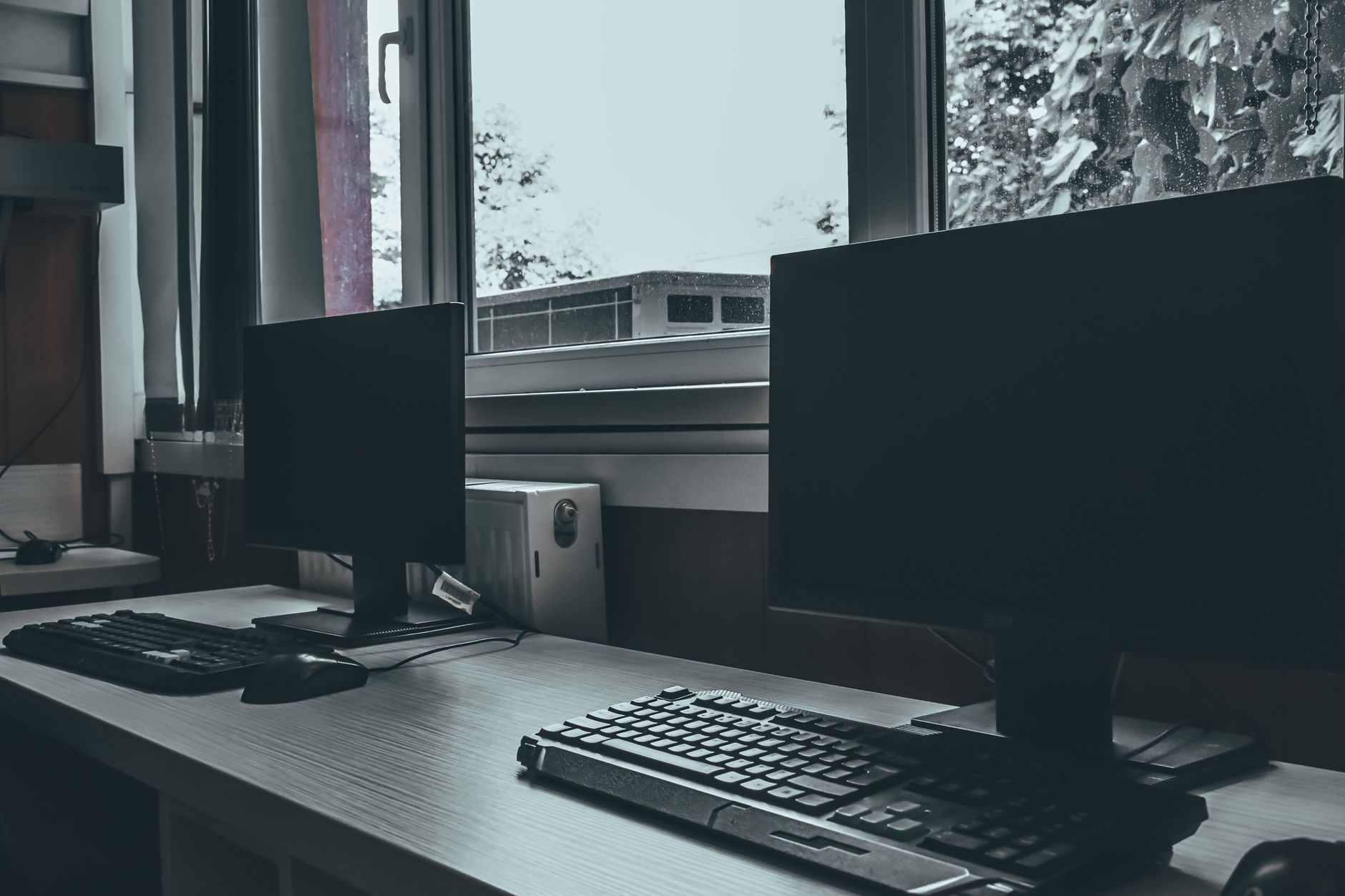 Boş ofis masaları ve pencereden gelen ışık