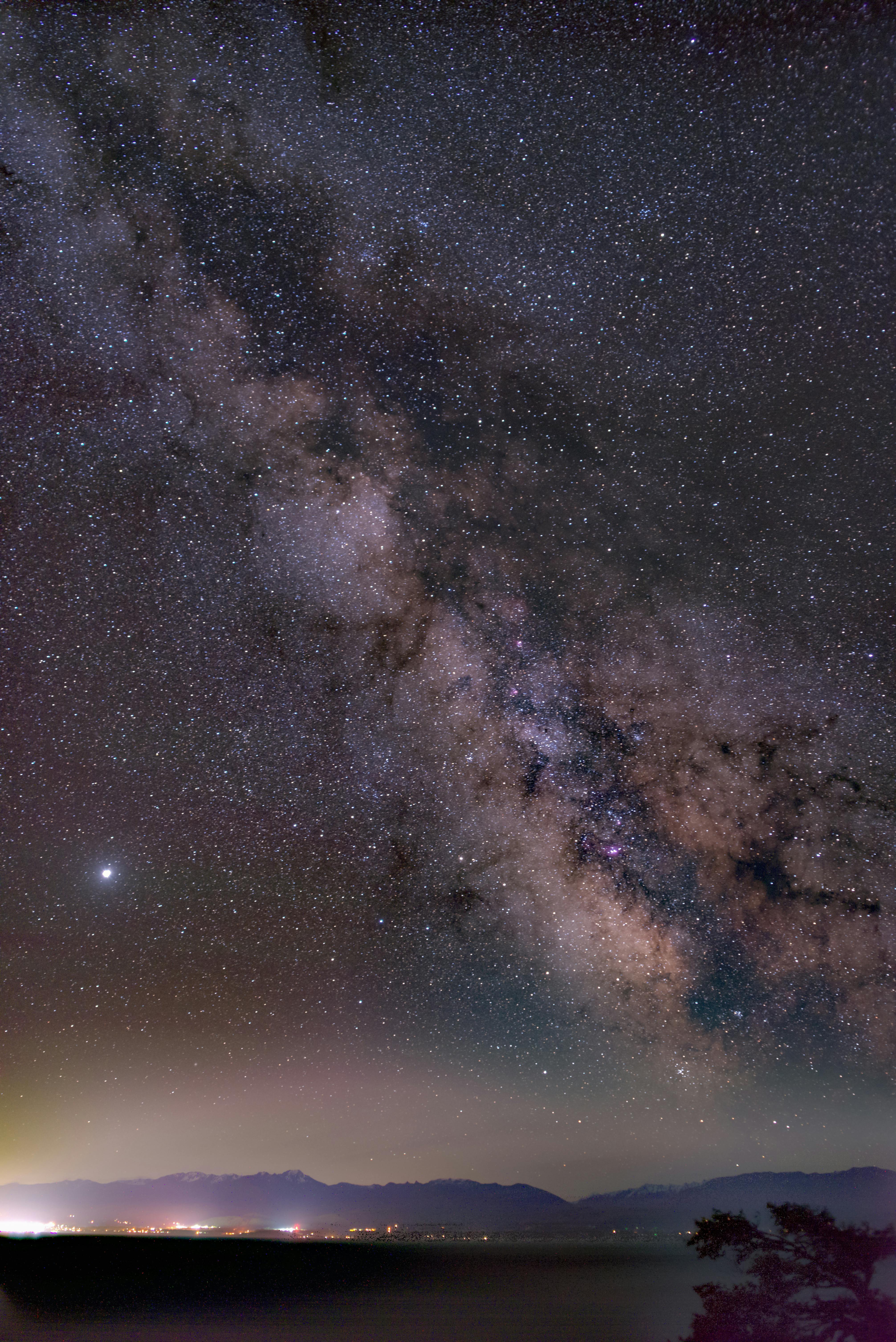 夜空中横跨着令人惊叹的银河景观，非常适合观星者