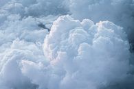 白天，天空中多云，厚重的白色云层间透出太阳