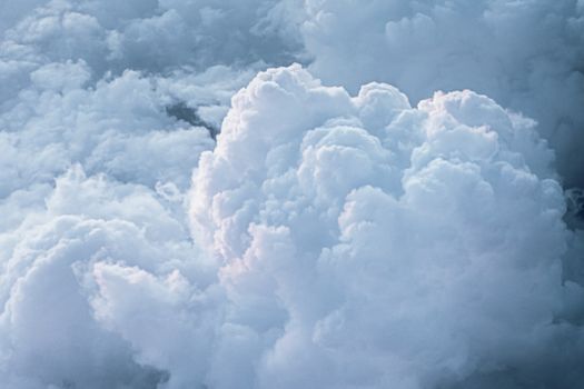 白天，天空中多云，厚重的白色云层间透出太阳