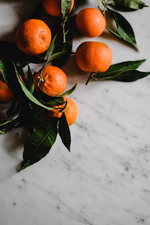 Fruta Laranja Na Superfície Branca