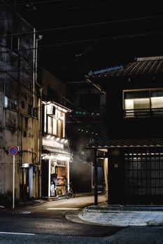 夜色忧郁的京都小巷，带有传统建筑的宁静