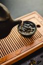 中国茶道中，茶壶将茶倒入杯中的特写镜头，非常适合文化和生活方式的形象呈现