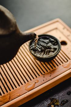 中国茶道中，茶壶将茶倒入杯中的特写镜头，非常适合文化和生活方式的形象呈现