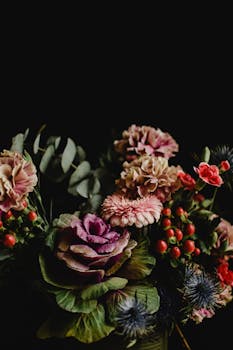在黑暗背景下，色彩缤纷的花朵排列得令人惊叹，展示了花瓣的细节