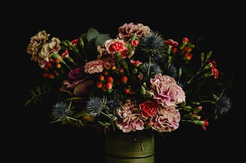 Roze En Rode Bloemen In Bruine Houten Vaas