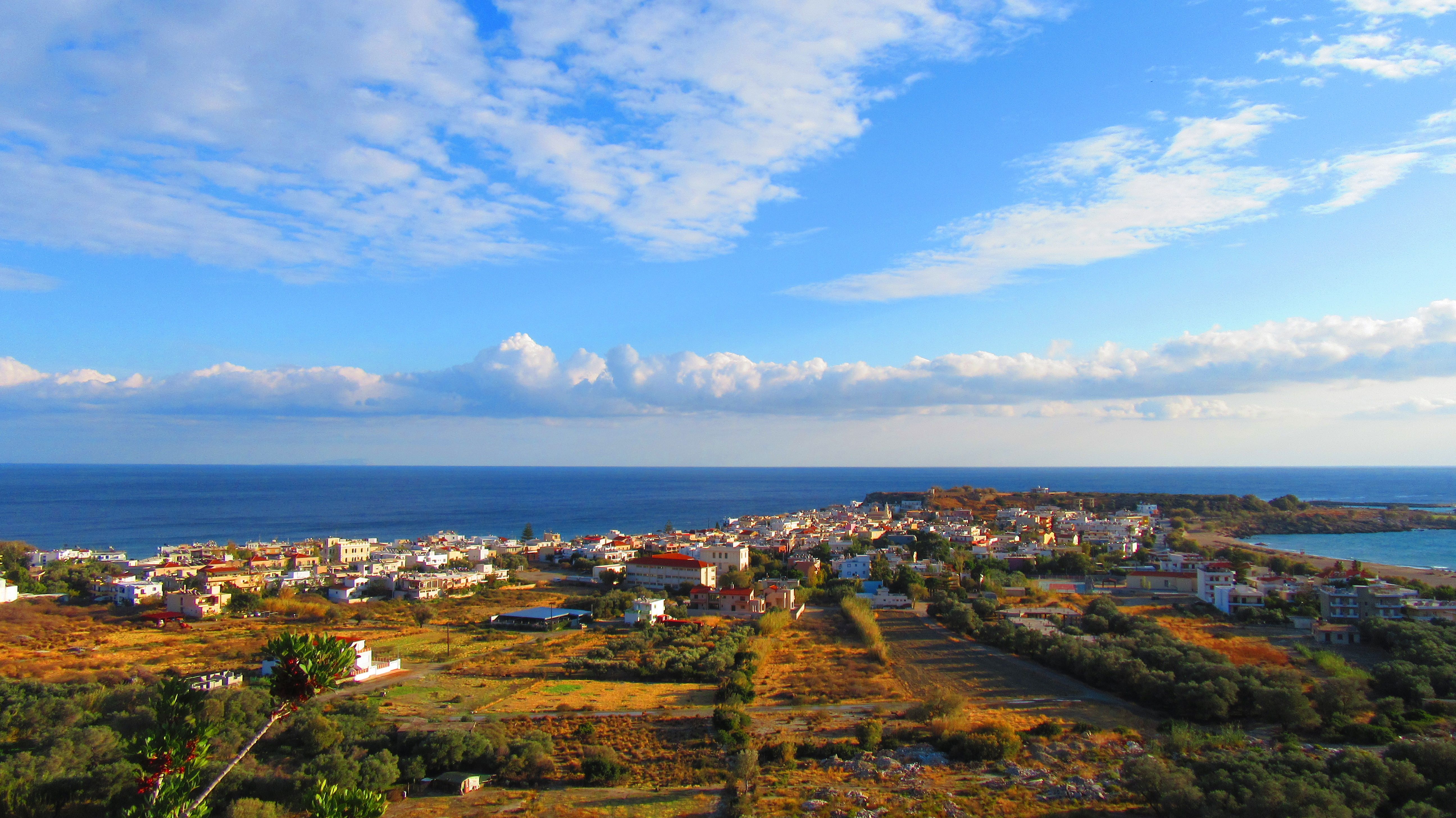 Malerische griechische Insel mit weiß getünchten Häusern und blauem Meer