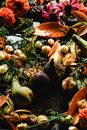 这幅秋季静物画以无花果、梨、秋叶和什锦花卉为特色