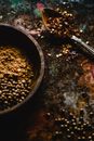 在乡村环境中，用勺子拍摄辣椒片和磨碎香料的特写镜头