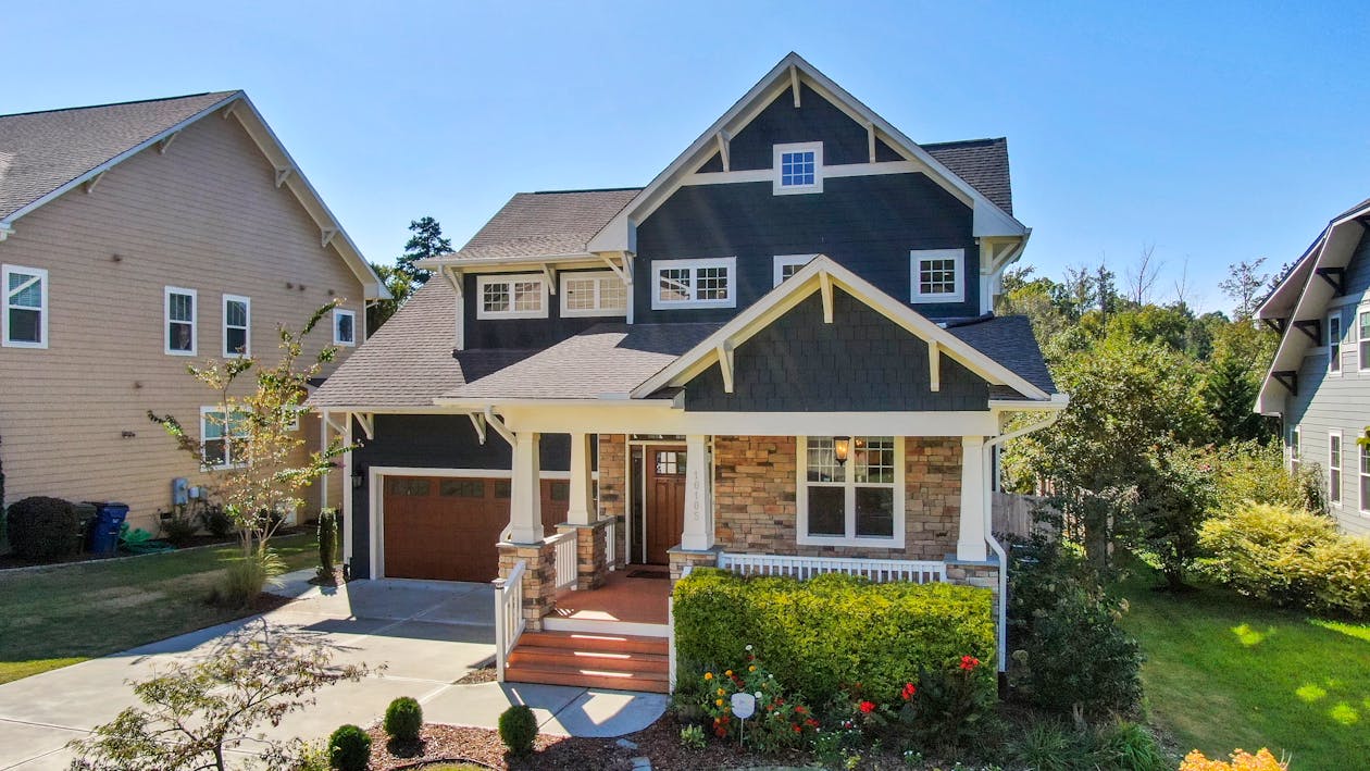 Free Beautiful modern home in a suburban neighborhood of Raleigh, NC, showcasing contemporary architecture. Stock Photo