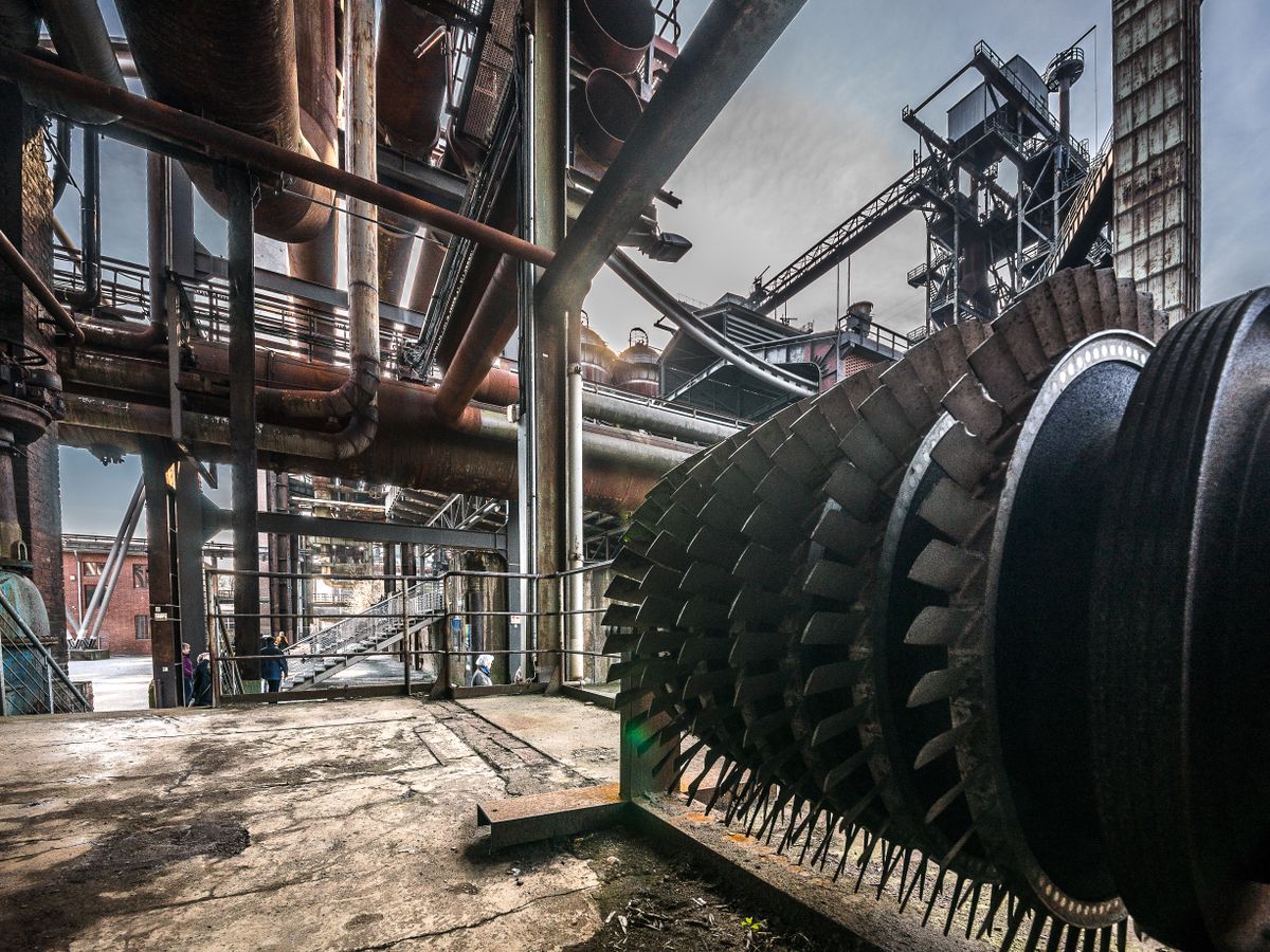 Estructura de tuberías y acero en una instalación industrial