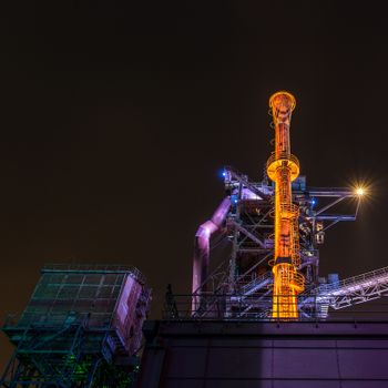 夜间景观充满活力，照明工业结构富有生机，灯光效果色彩缤纷