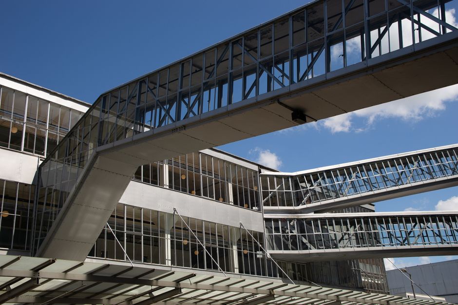 Fotomural Arquitectura moderna con pasarelas de vidrio interconectadas bajo un cielo despejado.