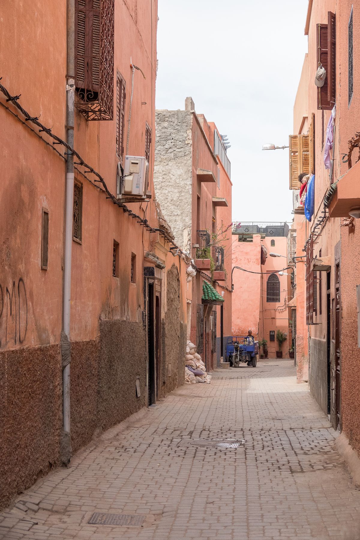 Unde te cazezi în Marrakech - Mouassine - uliță îngustă din medina de nord