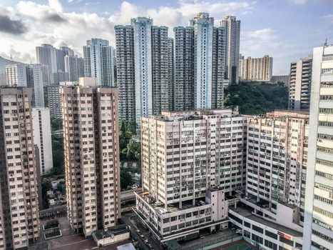 白天，鸟瞰密集的城市景观中高耸的高层建筑
