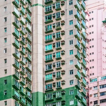 彩色高层住宅建筑带阳台和窗户的详细视图