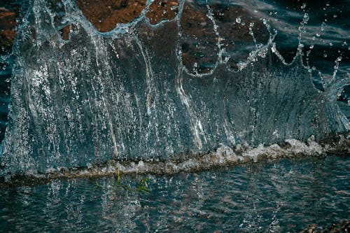 Small wall of water in daylight