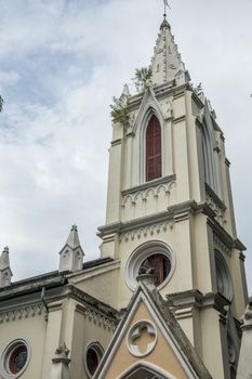 哥特式教堂钟楼的壮丽景色与华丽建筑，在宁静天空的映衬下格外醒目