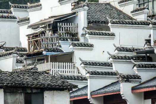 特写镜头中的中国传统白色建筑，有着复杂的瓦片屋顶和阳台