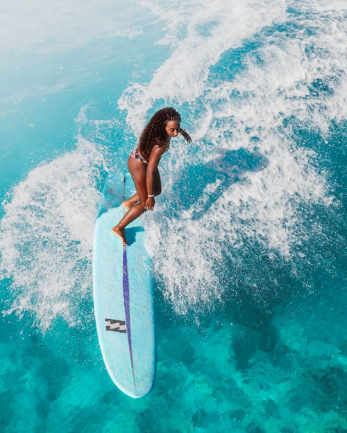 Gratis Immagine gratuita di donna, fare surf, mare Foto a disposizione