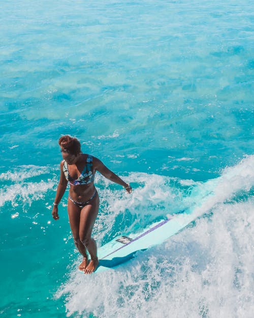 Ücretsiz bikini, boş zaman, dalgalar içeren Ücretsiz stok fotoğraf Stok Fotoğraflar