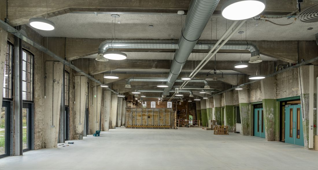 Nave industrial con ductería e instalaciones visibles