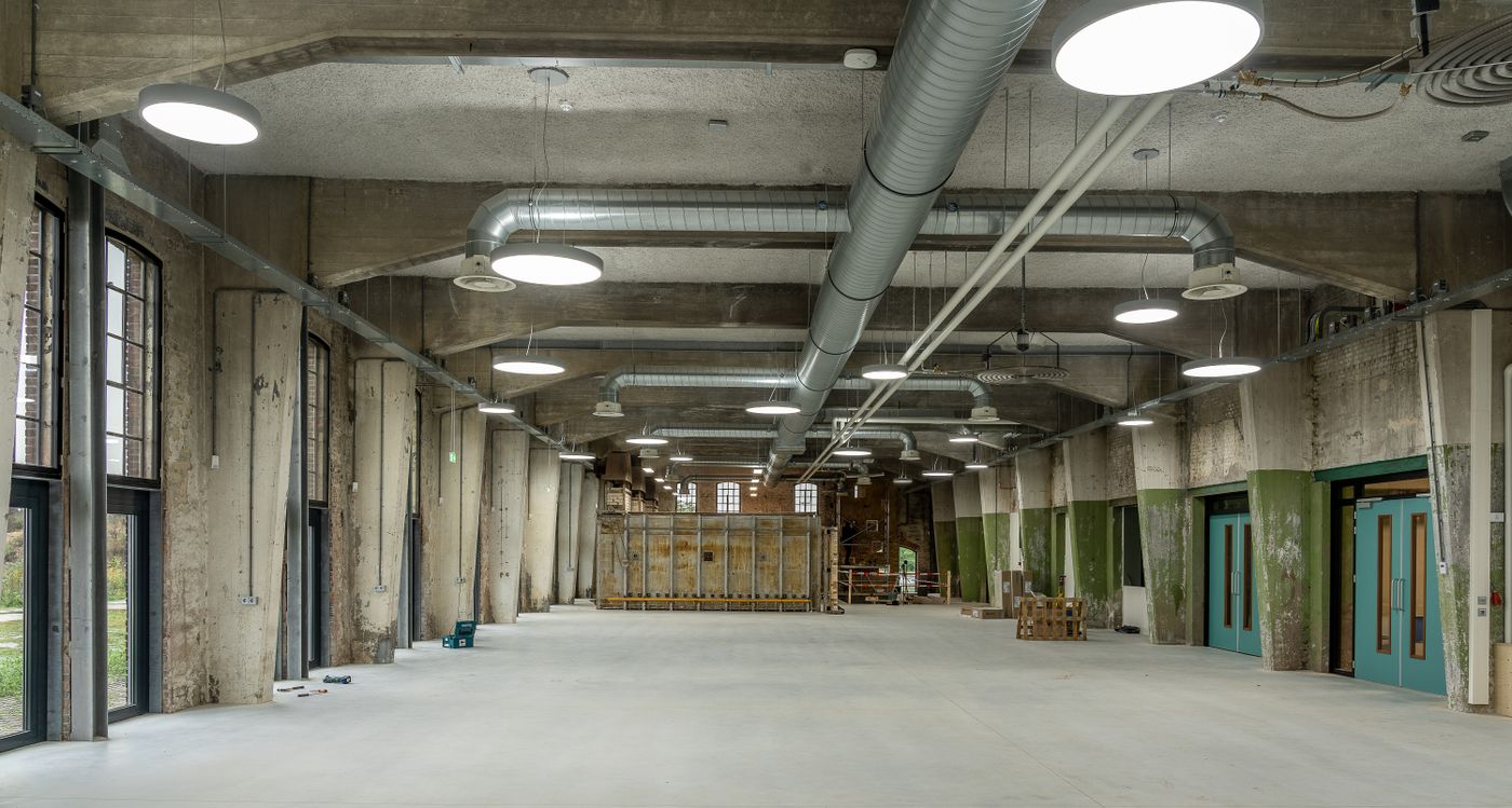 Beton zemine sahip geniş fabrika ve sanayi tesisi iç alanı