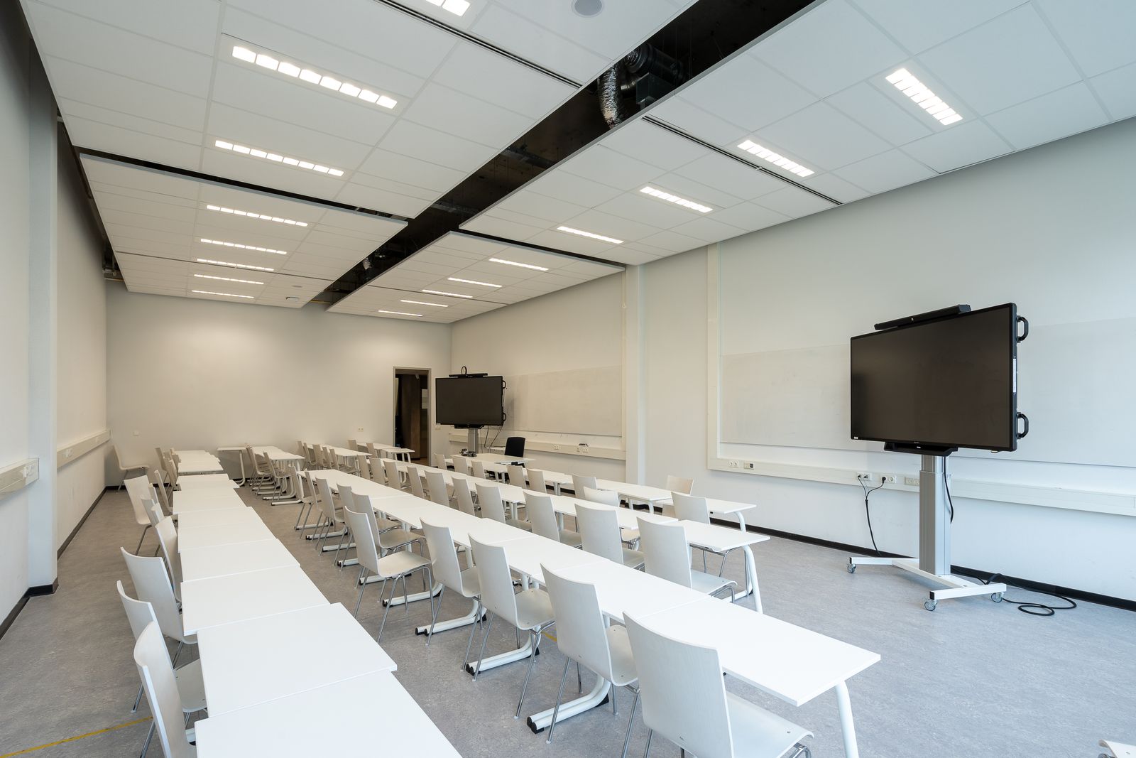 Salle de réunion équipée de plusieurs écrans professionnels