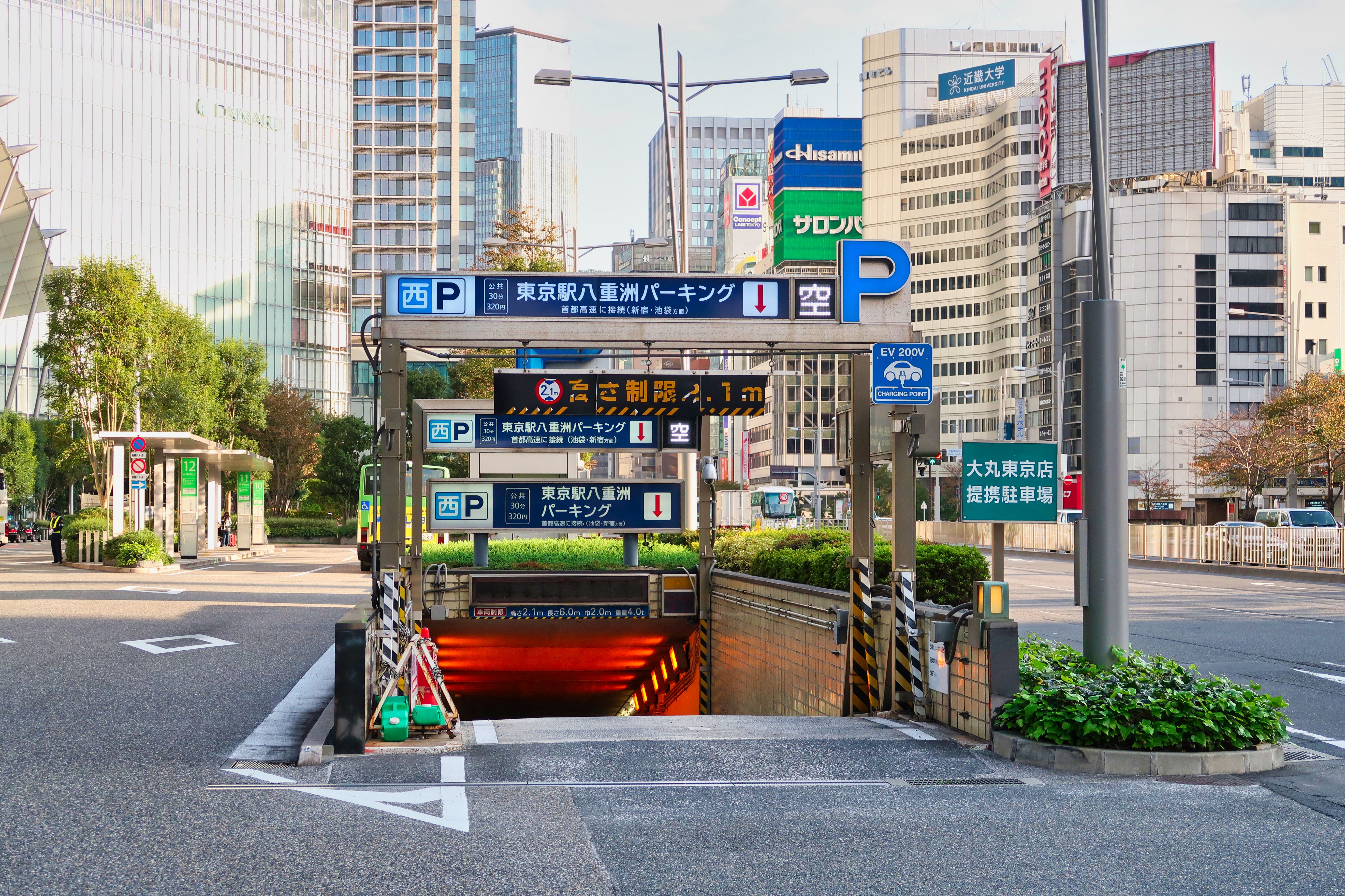 中野坂上駅前のビル群と地下鉄出入口のイメージ