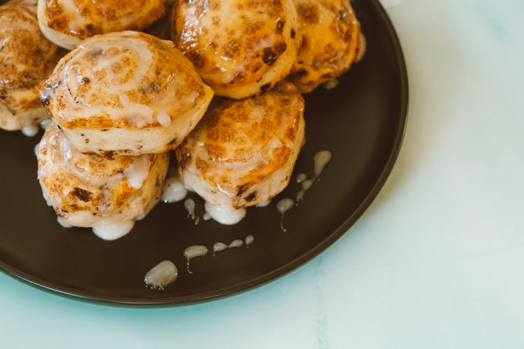 Cinnamon Rolls With Icing 