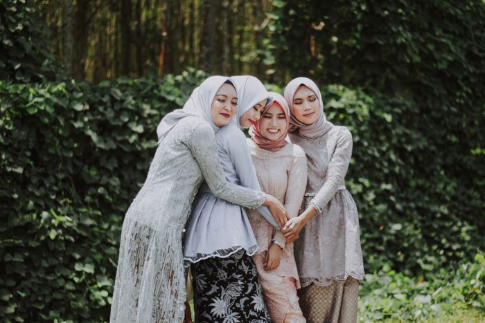 Sekelompok perempuan berhijab sedang berkumpul