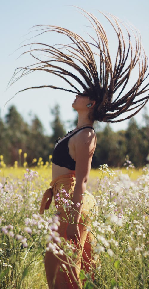 Gratis lagerfoto af blomstermark, dreadlocks, fra siden