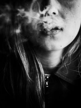 一位悲伤的黑白画风女性吸烟者，在沮丧与孤独中，深思熟虑地吐着烟雾